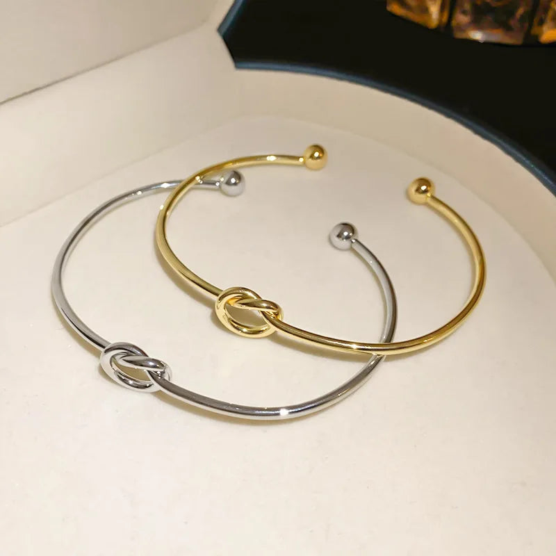 Bracelete Bella Cuff - Design Geométrico Minimalista Chic em Aço Inoxidável com Banhado a Ouro