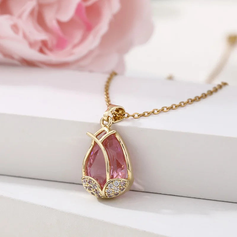 Colar de Senhora Tulip – Luxo e Brilho com Pendente em Flor de Tulipa em Aço Titânio e Cristais