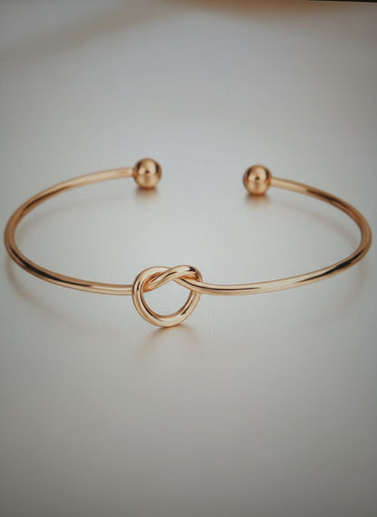 Bracelete Bella Cuff - Design Geométrico Minimalista Chic em Aço Inoxidável com Banhado a Ouro