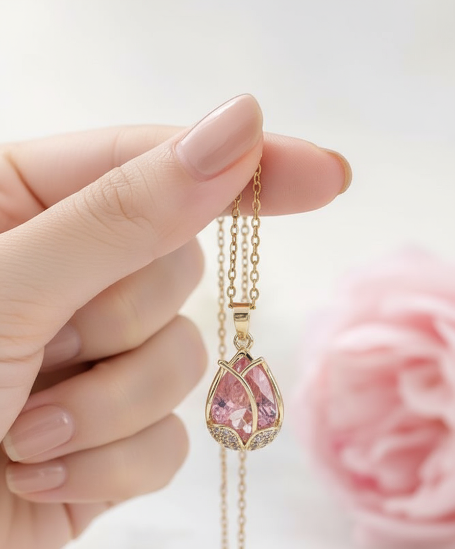 Colar de Senhora Tulip – Luxo e Brilho com Pendente em Flor de Tulipa em Aço Titânio e Cristais