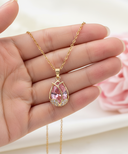 Colar de Senhora Tulip – Luxo e Brilho com Pendente em Flor de Tulipa em Aço Titânio e Cristais