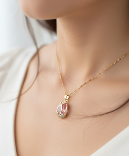 Colar de Senhora Tulip – Luxo e Brilho com Pendente em Flor de Tulipa em Aço Titânio e Cristais